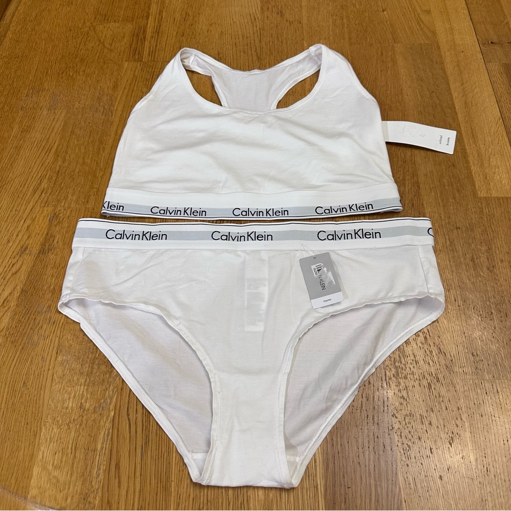 1x Calvin Klein Bralette And Panty Set
